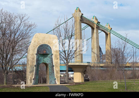 Campana dotaku scultura e hennepin avenue ponte che attraversa il fiume Mississippi al nicollet island in Minneapolis Minnesota Foto Stock