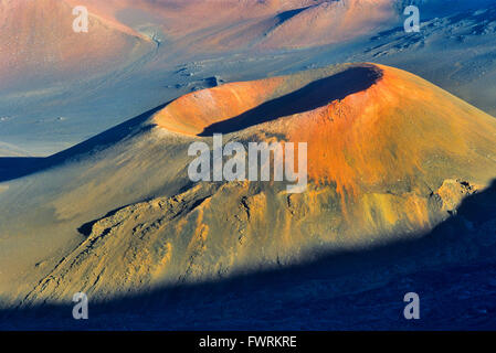 Cono di scorie teephoto view all'alba del cratere Haleakala a Maui Foto Stock