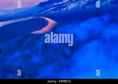 Il Cratere Haleakala a Maui cono di scorie teleobiettivo e visualizzare all'alba sunrise Foto Stock