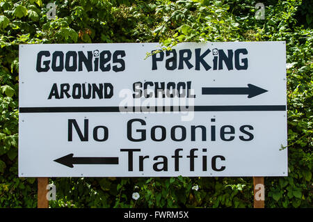 Segni vicino il Goonies House di Astoria, Oregon. Parcheggio e la folla sono diventati un problema durante il trentesimo anniversario del filmato. Foto Stock