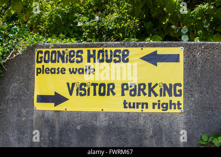 Segni vicino il Goonies House di Astoria, Oregon. Parcheggio e la folla sono diventati un problema durante il trentesimo anniversario del filmato. Foto Stock