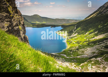 Lo splendido paesaggio di stagno nero Gasienicowy nei monti Tatra, Polonia Foto Stock