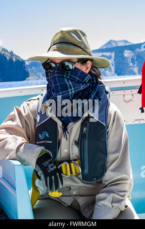 Un ranger del parco si prepara a condurre una gita in barca sul lago del cratere. Parco nazionale di Crater Lake, Oregon Foto Stock