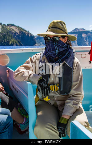 Un ranger del parco si prepara a condurre una gita in barca sul lago del cratere. Parco nazionale di Crater Lake, Oregon Foto Stock