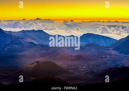 Il Cratere Haleakala con coni di scorie a sunrise a Maui Foto Stock