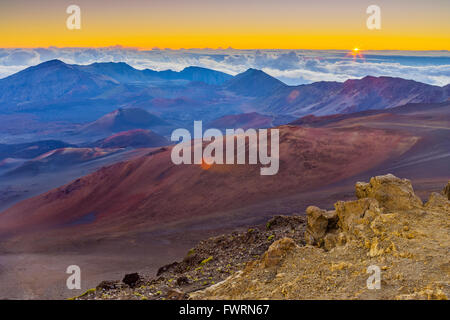 Il Cratere Haleakala con coni di scorie a sunrise a Maui Foto Stock