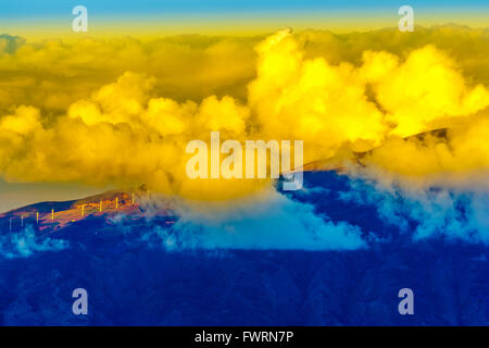 Parco eolico a Maui a sunrise Foto Stock
