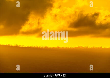 Tramonto spettacolare sulla cresta di Lanai shot teleobiettivo Foto Stock