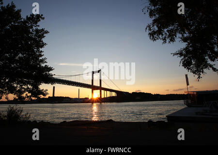 Il sole tramonta su porto di Göteborg, a Göteborg in Svezia il 28 luglio 2014. Foto Stock