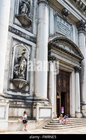 I turisti di fronte all'imponente facciata della chiesa domenicana di Santa Maria del Rosario, Dorsoduro, Venezia, Italia Foto Stock