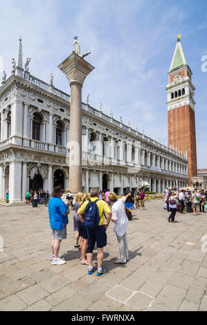 Gruppo piccolo tour e leader nella Piazzetta San Marco, Piazza San Marco, San Marco, Venezia, Italia Foto Stock