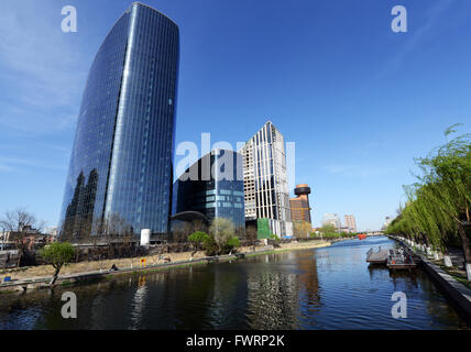 Nuovi edifici moderni costruiti lungo il fiume Landmark in Sanlitun. Foto Stock