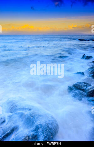 Molokai al sunrise visto da di Maui, Hawaii Foto Stock