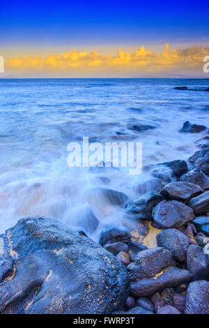 Molokai al sunrise visto da di Maui, Hawaii Foto Stock