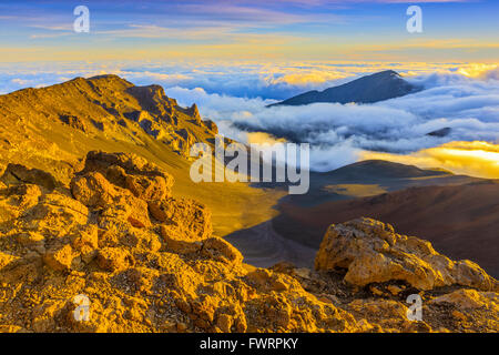 Il Cratere Haleakala a Maui all alba con vedute di fondovalle Foto Stock