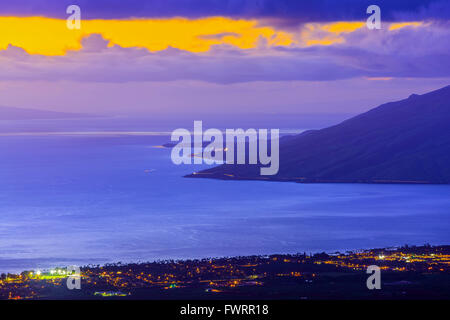 Vista di Kihei resort area al tramonto con luci a Maui Hawaii Foto Stock
