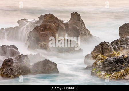 Onde sulla costa di Maui Foto Stock