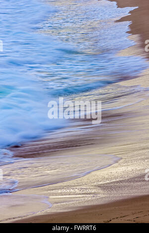 North Shore costa di Maui spiaggia con onde sulla sabbia dorata Foto Stock