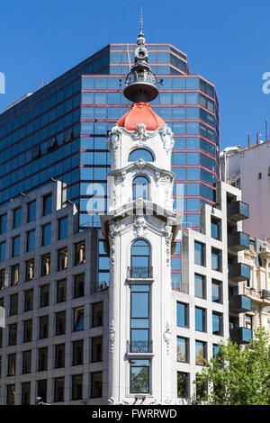 Il vecchio e il nuovo edificio di architettura di Buenos Aires, Argentina, Sud America. Foto Stock