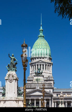 Il Plaza Congreso con il congresso argentino edificio in Buenos Aires, Argentina, Sud America. Foto Stock