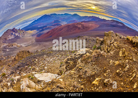 Il Cratere Haleakala a Maui Vista fisheye del cratere del piano e i coni di scorie Foto Stock