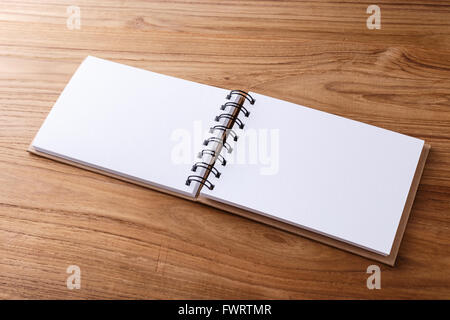 Spirale vuote notebook aperto sulla tavola di legno Foto Stock