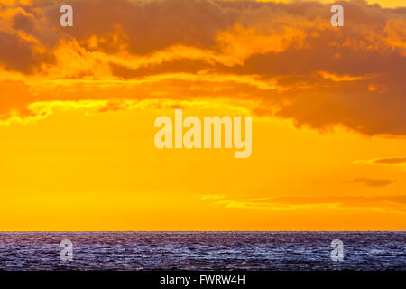 Fiery spettacolare arancione tramonto sull Oceano Pacifico, Maui Foto Stock