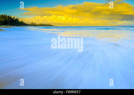 Baldwin Beach a sunrise a Maui Foto Stock