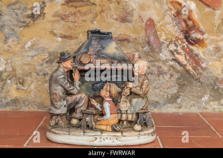 La porcellana Statuette, antichi, statuetta, mercato vintage, donna, arte, antica statua, bambola, delle pulci, uomo, oggetto, ceramica, decorazione, Foto Stock