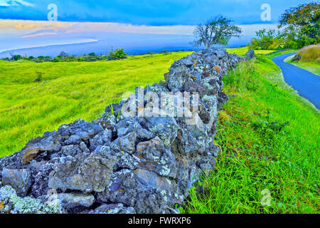 Upcountry Maui Thompson road parete di roccia con vedute panoramiche della distanza Foto Stock