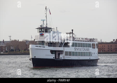 Statua Crociere in traghetto per passeggeri di prendere i turisti per la Statua della Libertà da Battery Park ,New York City, America. Foto Stock