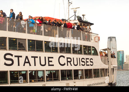 Statua Crociere in traghetto per passeggeri di prendere i turisti per la Statua della Libertà da Battery Park ,New York City, America. Foto Stock