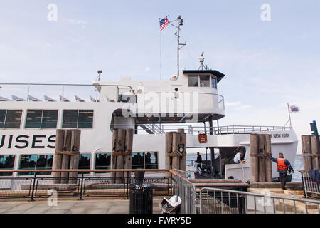 Statua Crociere in traghetto per passeggeri di prendere i turisti per la Statua della Libertà da Battery Park ,New York City, America. Foto Stock