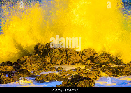 Ho'okipa Beach, Maui con forza di tempesta di onde che si schiantano contro le formazioni rocciose Foto Stock