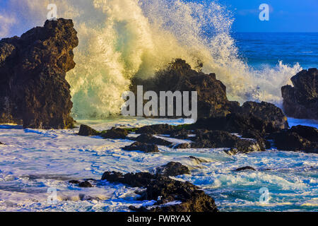 Enormi onde che si infrangono sulle formazioni rocciose Ho'okipa Beach, Maui Foto Stock