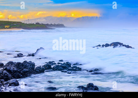 Onde sulla spiaggia a Maui Foto Stock