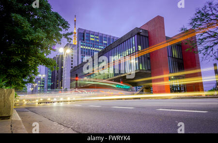 São Paulo Museum of Art si trova su Paulista Avenue nella città di São Paulo, Brasile. Il calcestruzzo e struttura in vetro è stato bu Foto Stock