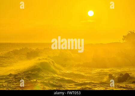 Tramonto spettacolare con pounding surf onde Hana , Maui Foto Stock