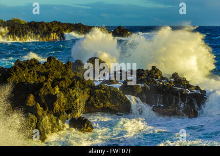 Le onde a Waianapanapa State Park, Maui Foto Stock