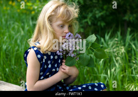 Ritratto di bionda ragazza triste odore di fiori Foto Stock