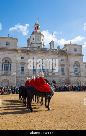 La vita delle guardie reggimento della cavalleria della famiglia su parade presso la sfilata delle Guardie a Cavallo, Londra Foto Stock