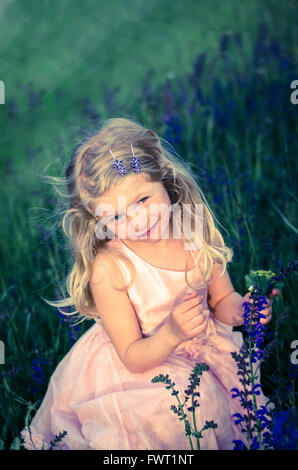 Adorabile bambina con lunghi capelli biondi ritratto Foto Stock