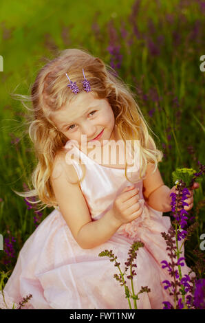 Adorabile bambina con lunghi capelli biondi ritratto Foto Stock