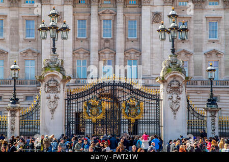La Folla di fronte a Palazzo di Buckingham Gate, Londra Foto Stock