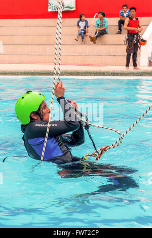 Banos, Ecuador - 23 Maggio 2015: giovane scalatore ispanica di eseguire un esercizio di salvataggio di arrampicata in Banos il 23 maggio 2015 Foto Stock