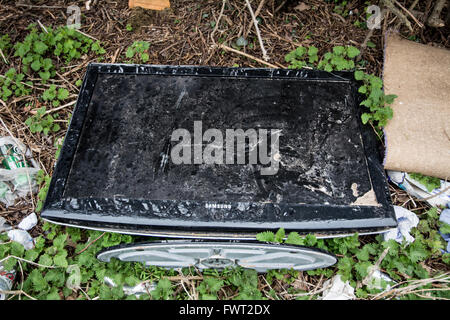 Un TV Samsung gettati in un layby su una strada pubblica in Norwich, Norfolk. Foto Stock