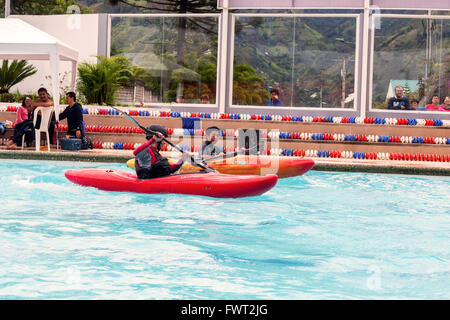 Banos, Ecuador - 23 Maggio 2015: Team non identificato compete alla canoa Contest in una Piscina in Banos il 23 maggio 2015 Foto Stock