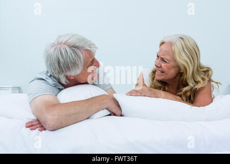 Felice coppia senior rilassante sul letto Foto Stock