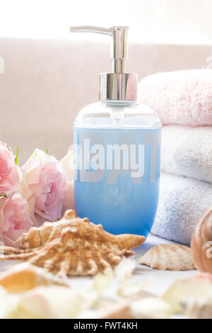 La disposizione del Bagno romantico con le rose rosa, diffusore di sapone e conchiglie Foto Stock