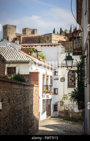 Vista del castello di Alhambra in background da Albacin nel quartiere della città di Granada, Spagna Foto Stock